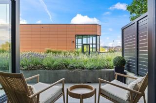 Beachside Stay in Kelowna Pool, Gym & Sauna - 3