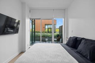 Beachside Stay in Kelowna Pool, Gym & Sauna - 5