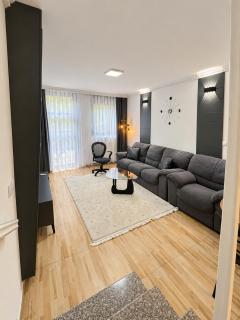 SunnyHill Garden Apartment - 0