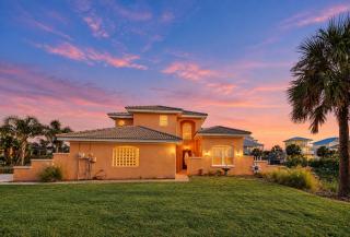 Coral Casa - Amazing Pool House next to the Beach! 3 Min Walk! Awesome Pool! - 5