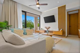 Oceanfront 1BR condo with pool, gym, AC, and balcony - 1