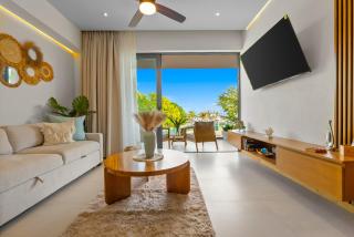 Oceanfront 1BR condo with pool, gym, AC, and balcony - 8