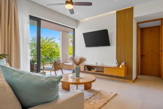 Oceanfront 1BR condo with pool, gym, AC, and balcony - 7