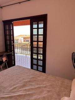 Quarto Amplo com Sacada e Mesa de Home Office - 9