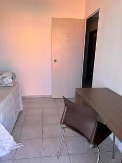 Quarto Amplo com Sacada e Mesa de Home Office - 7
