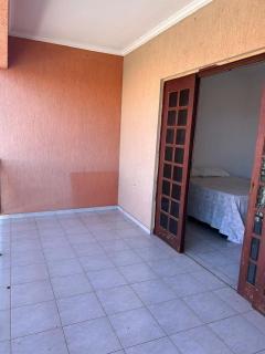 Quarto Amplo com Sacada e Mesa de Home Office - 5