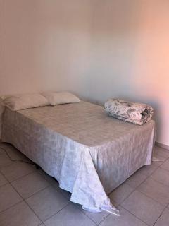 Quarto Amplo com Sacada e Mesa de Home Office - 3