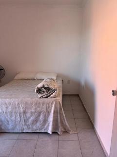 Quarto Amplo com Sacada e Mesa de Home Office - 1