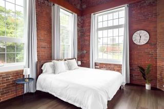 Jennifer's Historic Riverfront Loft City Views - 8