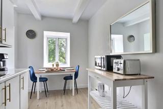 Cozy 2BR - 2 King Beds & 2 Parking - 8min to Old Town - 2