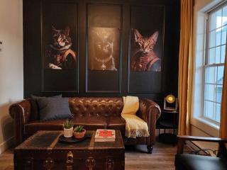 Antique CAT - 2 King Bed & Hot Tub - Free Parking - 9