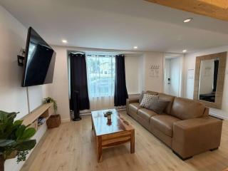 The Coziest - Hot Tub - EV Chrger & Free Parking - 9