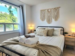 The Coziest - Hot Tub - EV Chrger & Free Parking - 7