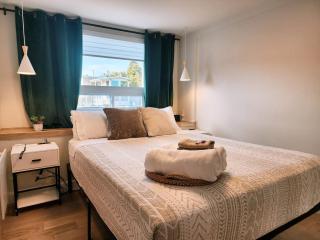 Peaceful City View - Hot Tub - 2 Parking & EV Chrger - 7