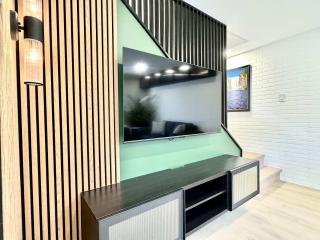 The Royal Suite - Hot Tub - Free EV Chrger - 4