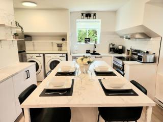 Luxury Retreat with Hot Tub - EV Chrger & Parking - 9