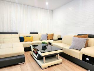 Luxury Retreat with Hot Tub - EV Chrger & Parking - 4