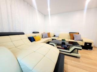 Luxury Retreat with Hot Tub - EV Chrger & Parking - 3