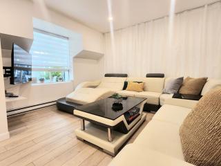 Luxury Retreat with Hot Tub - EV Chrger & Parking - 2