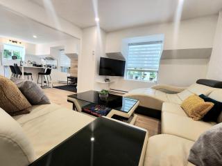 Luxury Retreat with Hot Tub - EV Chrger & Parking - 1