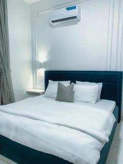 Bytup 2bedroom Apt in lekki,24hrs light, Wifi ,fully serviced apartment , water heater smart tv - 8