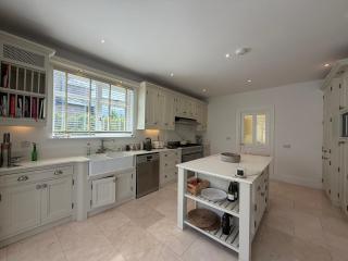 Luxury 4BDR Retreat With Garden and Workspace - 6