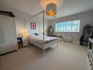 Luxury 4BDR Retreat With Garden and Workspace - 5