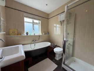 Luxury 4BDR Retreat With Garden and Workspace - 3