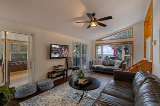Muskoka Lakefront Retreat with Hot Tub, Sauna, BBQ and Fire Pit - 7