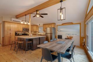 Muskoka Lakefront Retreat with Hot Tub, Sauna, BBQ and Fire Pit - 2