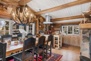 TH587- Premium Ski-inout Chalet, 4 Bed, 4 Bath - 4