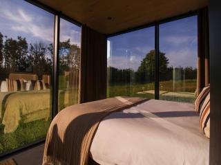 Luxury Mirrored Cabin with Hot Tub & Sauna - 3