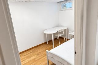 3-Bedroom Garden-Level Apartment with Own Entrance in Kvillebäcken - 8