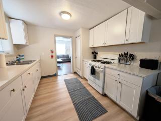 Downtown District - Modern Apt Yard, King Bed, W/D - Albuquerque - 1
