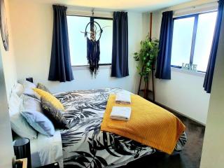 Hawea Heaven: Superking beds + Hot Tub + Mountain - 1