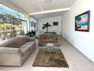 Casa, piscina y juegos - 9