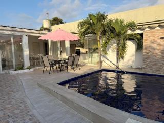 Casa, piscina y juegos - 6