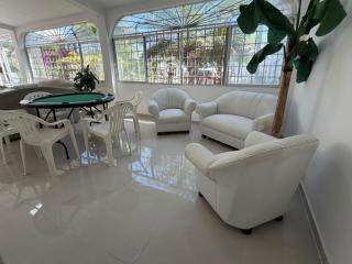 Casa, piscina y juegos - 3