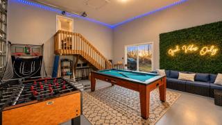Lake Geneva Family House Pool Table Fireplace and Sleeps 10 - 0