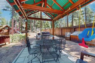 Spacious hideaway with private hot tub & huge yard - near the lake - 0