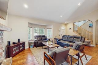 Spacious hideaway with private hot tub & huge yard - near the lake - 8
