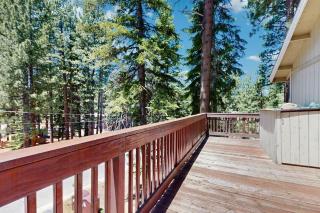 Spacious hideaway with private hot tub & huge yard - near the lake - 7