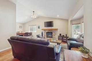 Spacious hideaway with private hot tub & huge yard - near the lake - 4