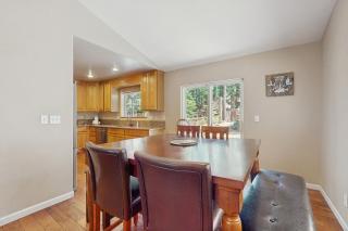 Spacious hideaway with private hot tub & huge yard - near the lake - 2