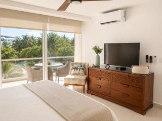 Villa Magna Beachfront Luxury Condo - 4