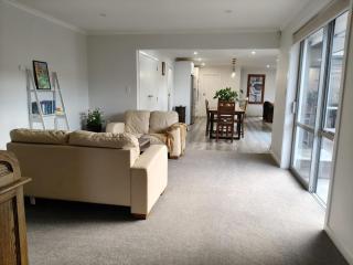 Central, Modern and Homely - 8