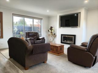 Central, Modern and Homely - 5