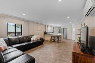 Rainbow Retreat - Stunning Moreton Bay Views - Dunwich - 1