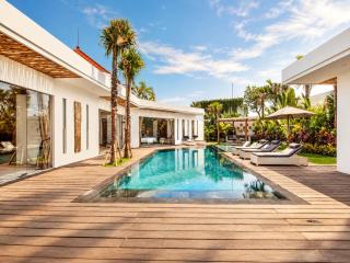 Luxury 6BR Villa, Canggu, 400m to Finns Beach - Canggu - 9