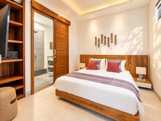 Luxury 6BR Villa, Canggu, 400m to Finns Beach - Canggu - 3